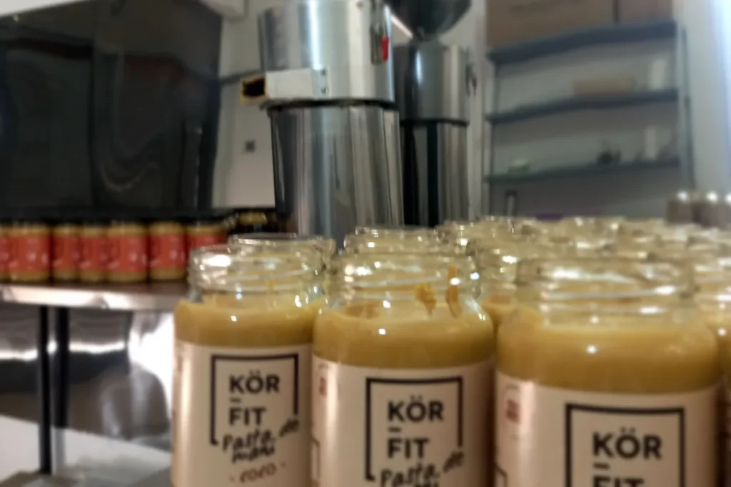 Elaboración artesanal de productos naturales KÖR-FIT en Argentina